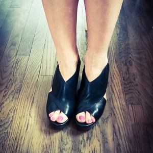 Kenneth Cole black wedges